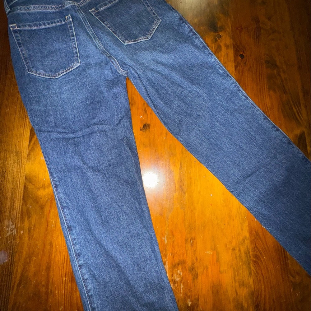 Hollister Ultra High Rise Size 2 Short 90’s Straight Leg Jeans- Never worn